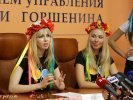 Топлесс-акция FEMEN в Днепропетровске: украинки требовали отремонтировать дороги и снова показали грудь