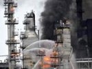 Пожар в США на заводе по переработке нефти : столп дыма было видно за километры