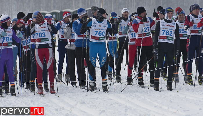 На старт традиционного лыжного марафона «Европа—Азия» в этом году вышли 800 человек. Видео