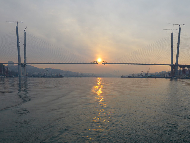 Строители во Владивостоке сомкнули строящийся мост над бухтой Золотой Рог