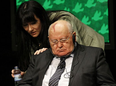 Горбачев заснул на саммите нобелевских лауреатов