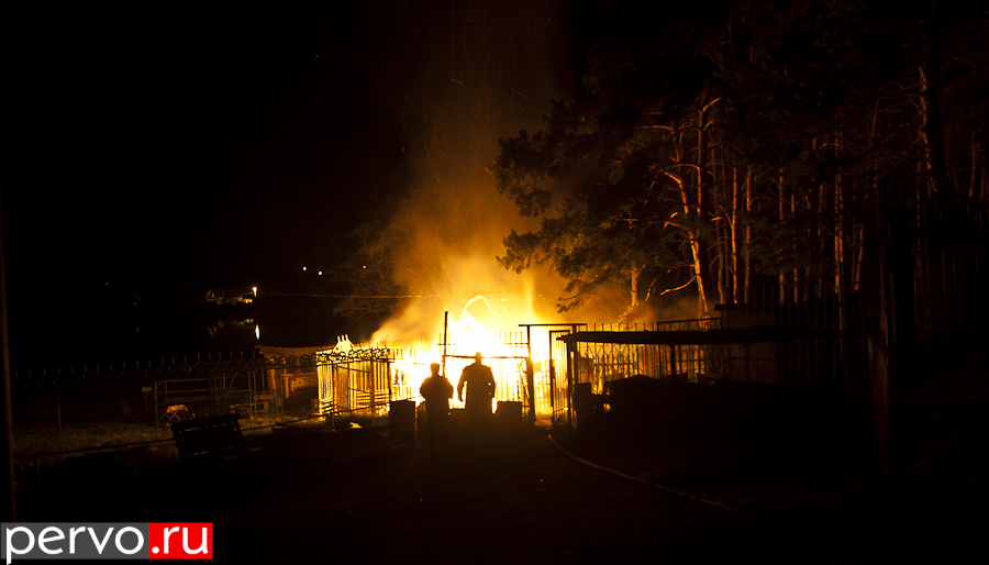 В Первоуральске на лодочной станции сгорел домик сторожа. Видео