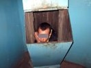 Тюменец застрял в мусоропроводе, пролетев по нему три этажа: пытался скрыться от подруги