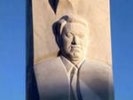В Екатеринбурге облили краской памятник Ельцину и сбили буквы на постаменте