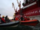 "Газпром" победил Greenpeace: моряки, сбросив экологов в воду, прекратили акцию у "Приразломной"