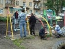 В Первоуральске трудовые отряды благоустраивают дворы и берут под опеку детские площадки