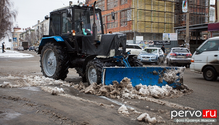 На борьбу с последствиями снегопада на первоуральские дороги вышла вся снегоуборочная техника. Видео