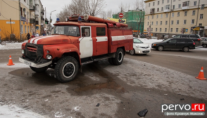 В Первоуральске в центре города пожарная машина спровоцировала ДТП. Видео