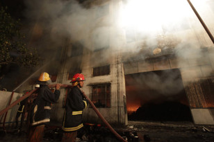 Число жертв пожара на швейной фабрике в Бангладеш превысило 120