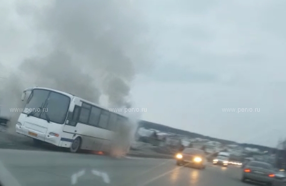 В Первоуральске загорелся пассажирский автобус. Видео