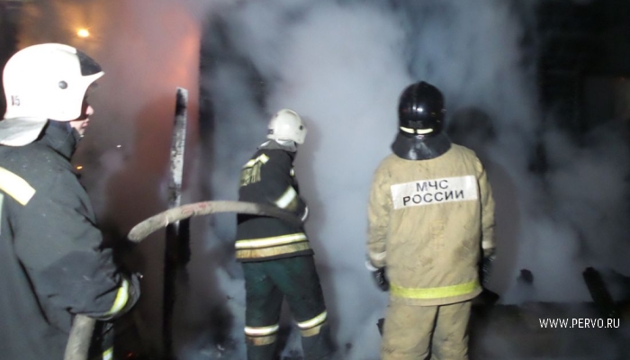 В Первоуральске эвакуировали жильцов многоэтажки из-за горящего подвала