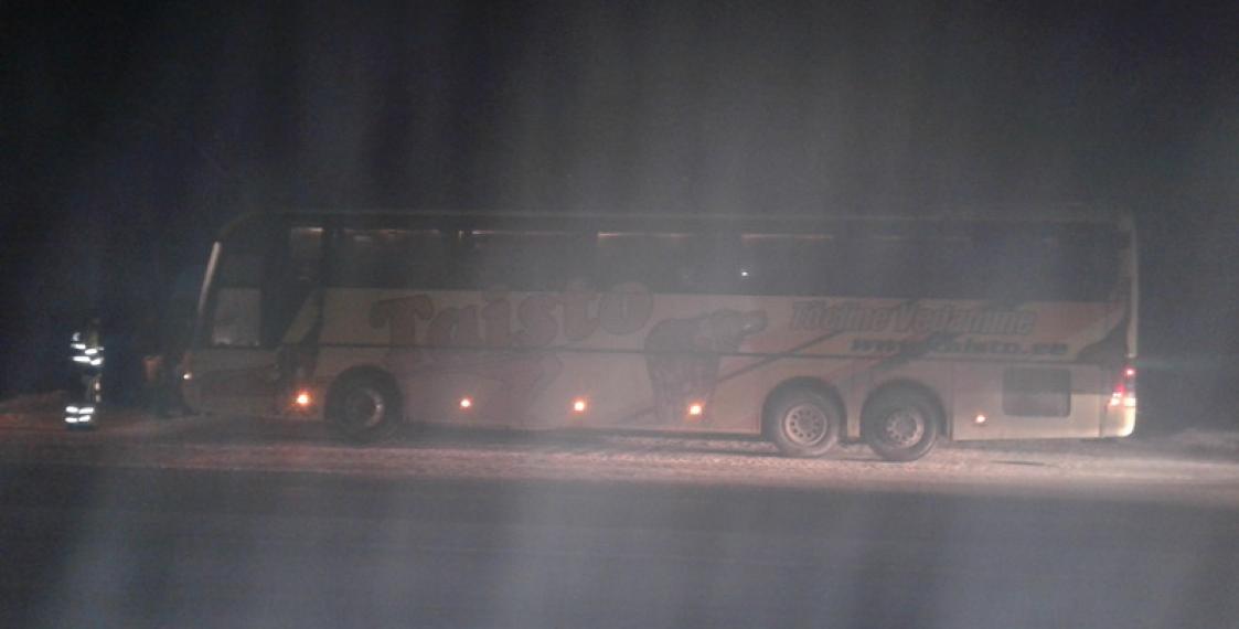 Полицейские спасли пассажиров сломавшегося на трассе под Первоуральском автобуса