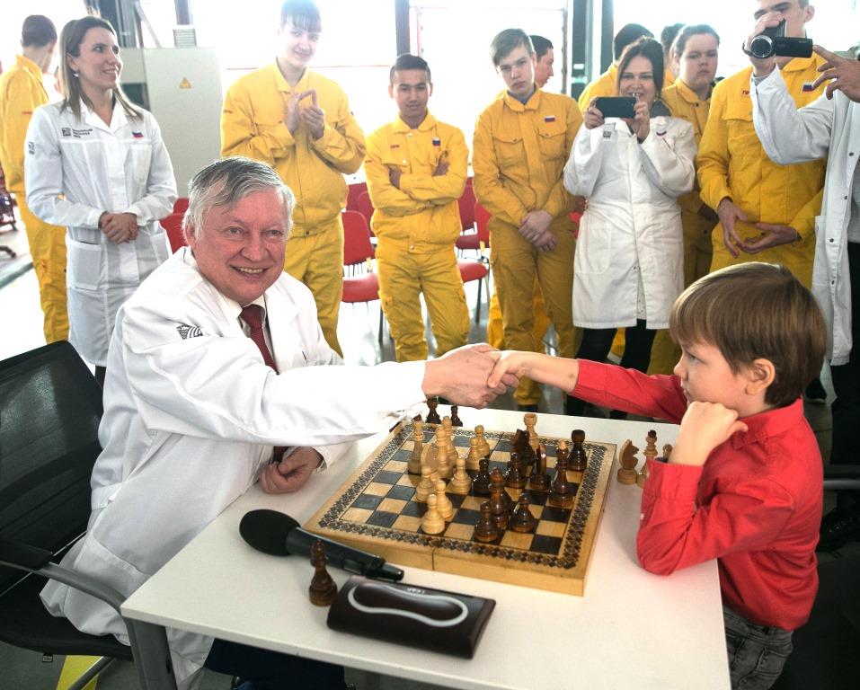 Будущие белые металлурги встретились с шахматистом Анатолием Карповым