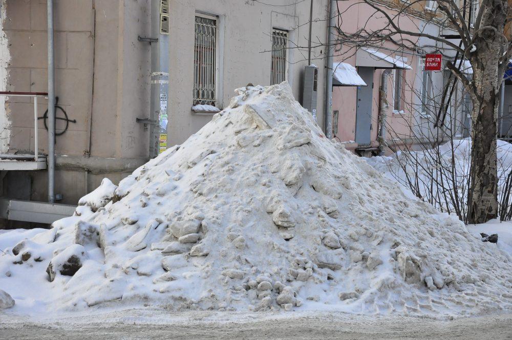 Сотрудники администрации проверили, как чистят дворы от снега
