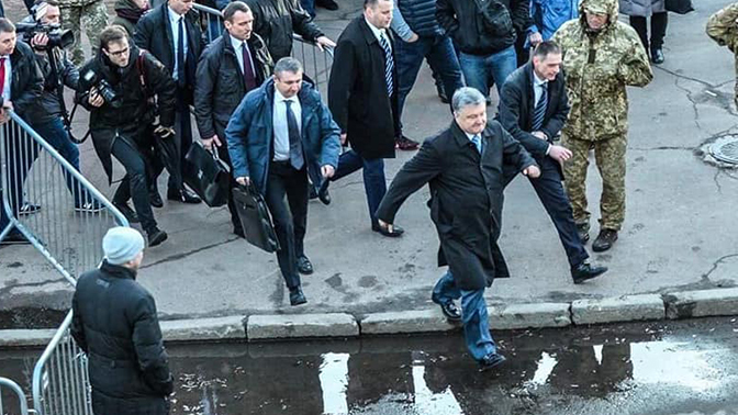 В Сети появилось фото Порошенко, убегающего с митинга в Житомире