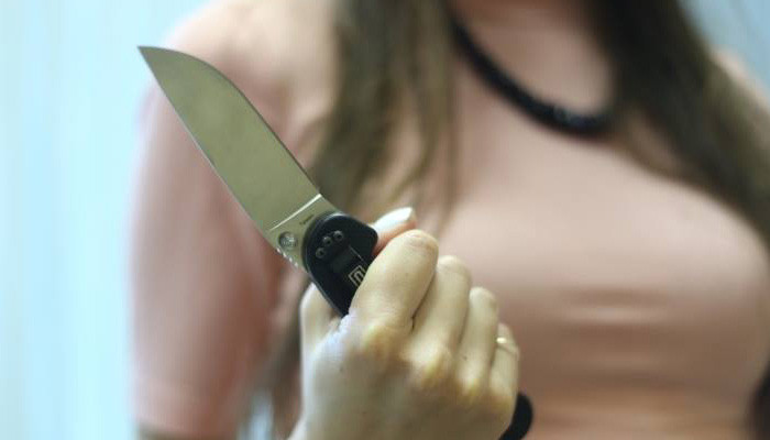 Бывшая девушка подшутила над первоуральцем, воткнув ему в спину нож