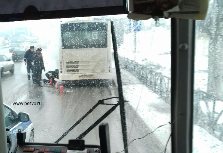 В Первоуральске у автобуса задымилось заднее колесо