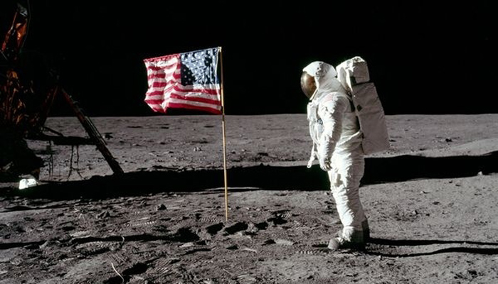 «Любой ценой»: Трамп потребовал отправиться на Луну к 2024 году