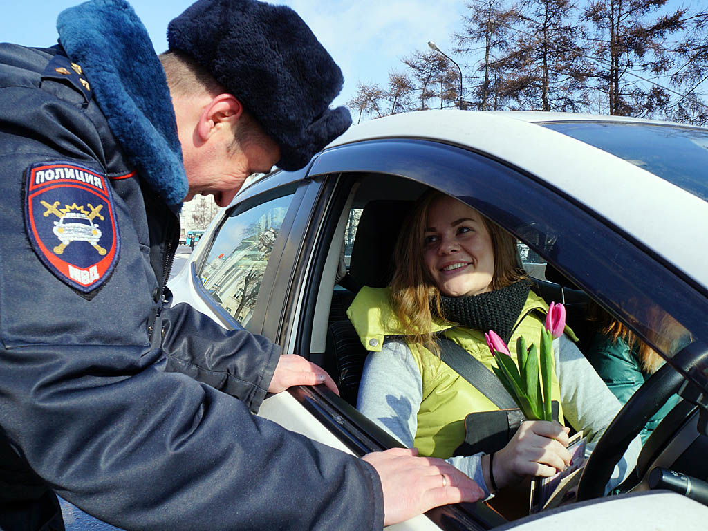 Сотрудники ГИБДД Первоуральска поздравили «автоледи» с праздником 8 марта