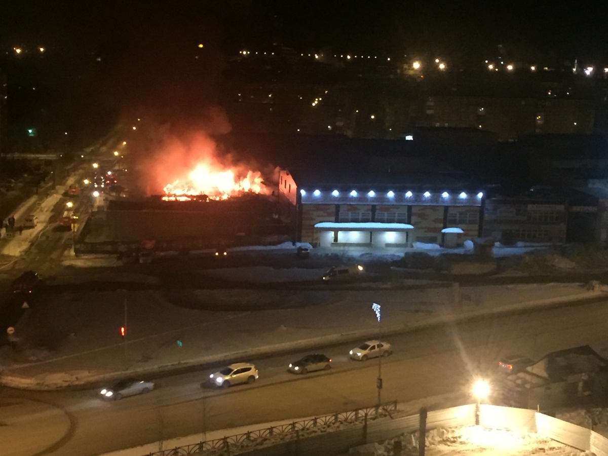 Рецидивист спалил супермаркет и ветклинику в Первоуральске на 100 млн рублей. Видео