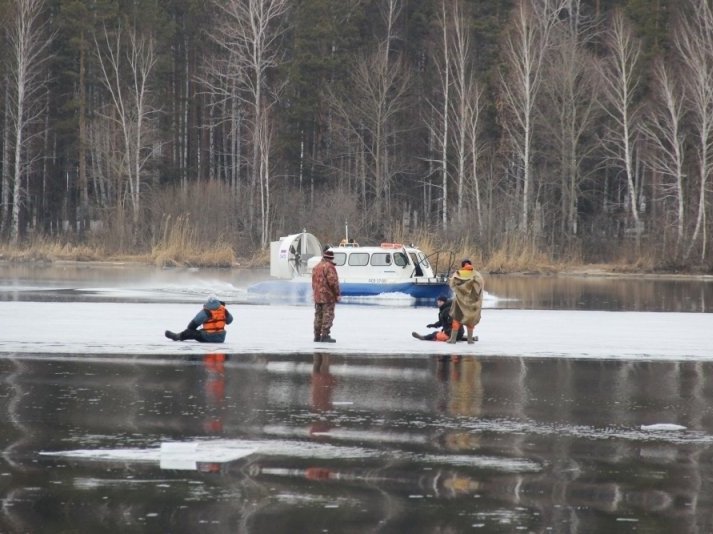 Два человека утонули катаясь на снегоходе по Белоярскому водохранилищу