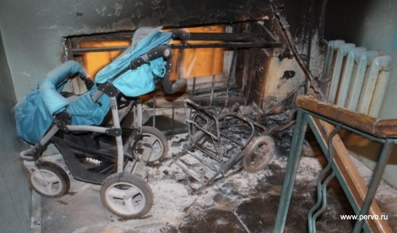 В Первоуральске ночью в подъезде жилого дома загорелась коляска