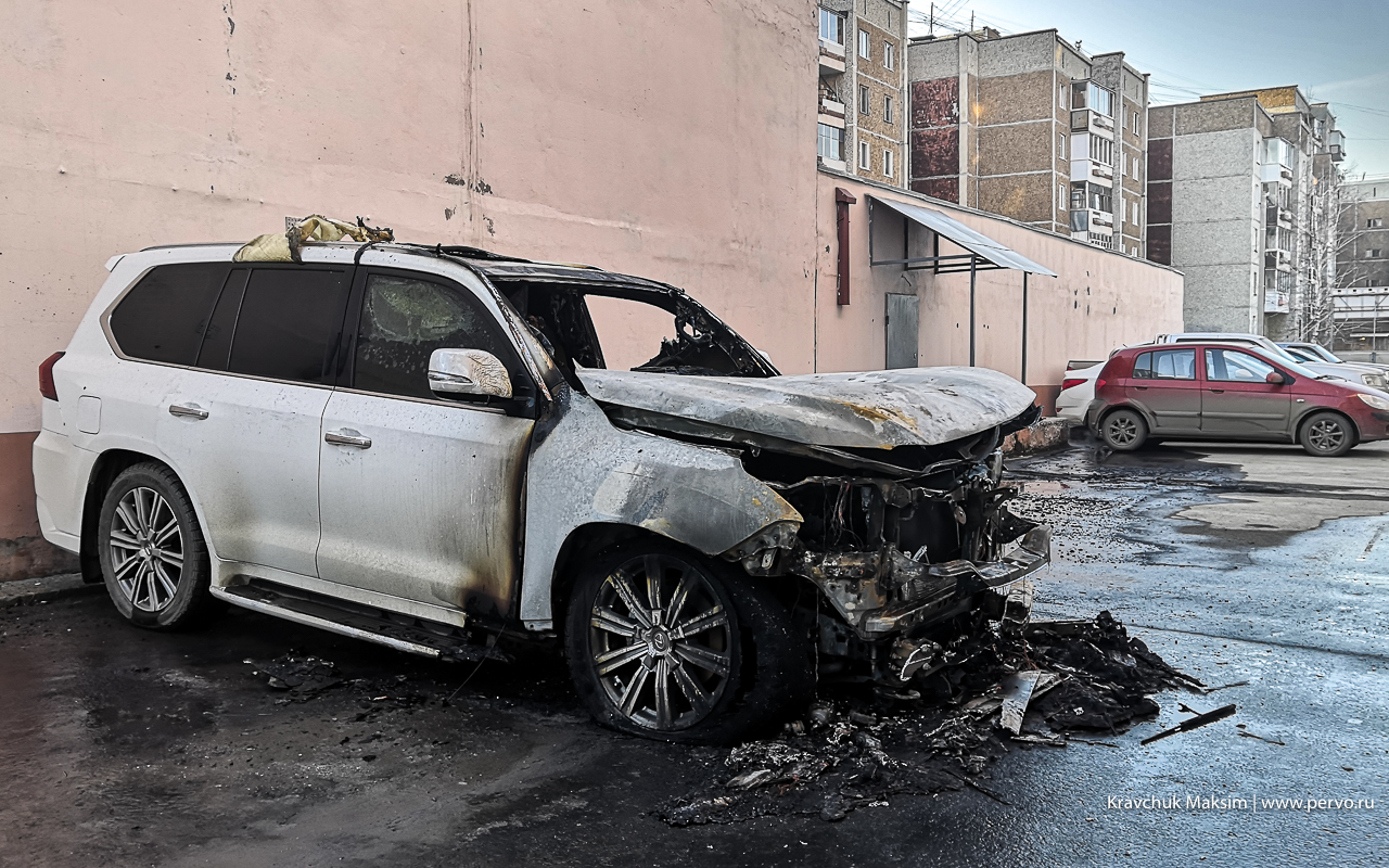 В Первоуральске сгорели два авто: новый Lexus LX 570 и Volkswagen Golf