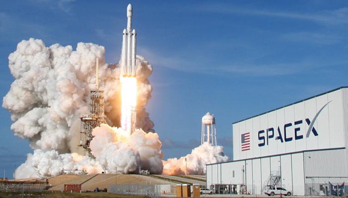 SpaceX сообщила о неполадках во время испытания двигателей Crew Dragon