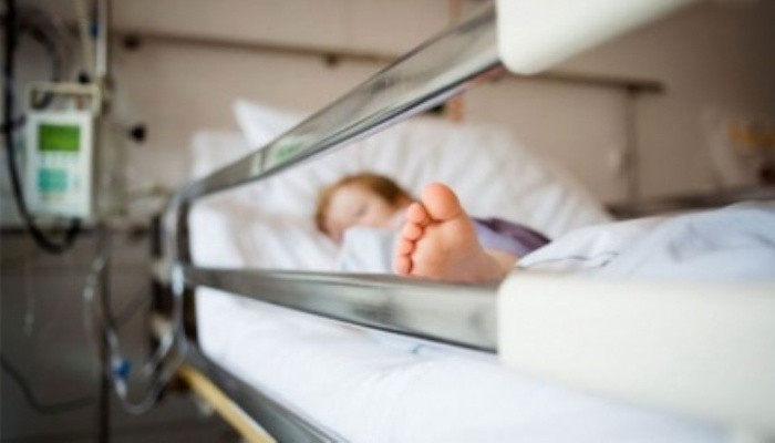 Оставшийся с няней малыш упал с седьмого этажа в Екатеринбурге и выжил