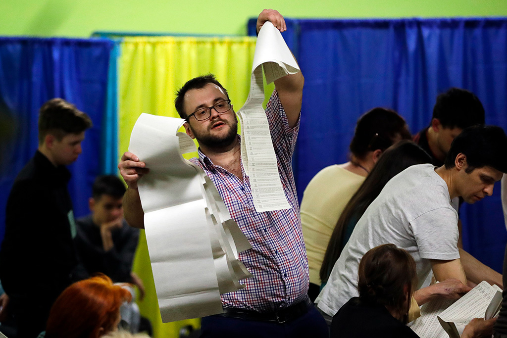 Зеленский набирает 71,8 процента голосов по данным экзитполов