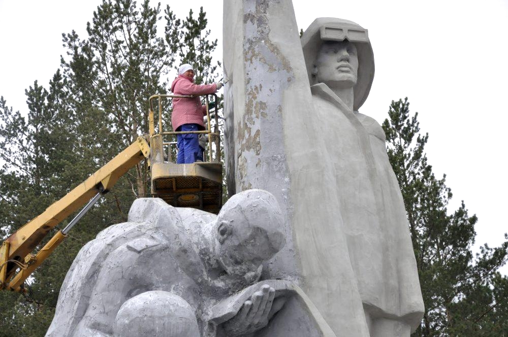 В Первоуральске ко Дню Победы приводят в порядок памятники
