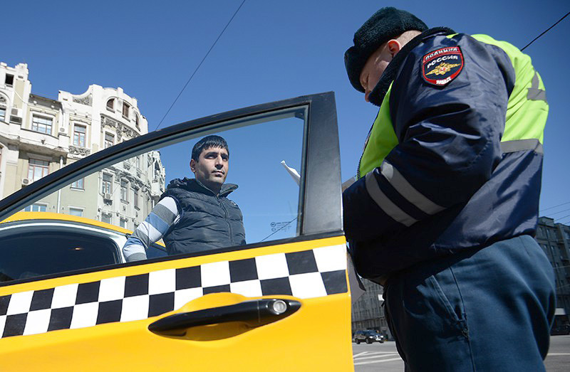 Ночью в Екатеринбурге ловили иностранных таксистов-нелегалов