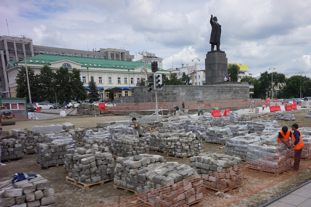 Военные признались в порче плитки на площади в Екатеринбурге