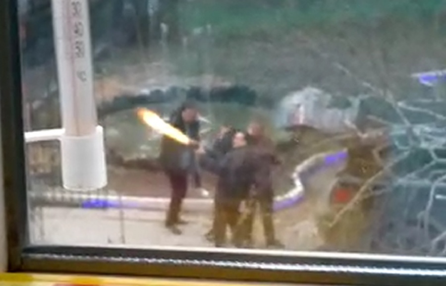 Депутат Госдумы устроил стрельбу из автомата во дворе жилых домов. Видео