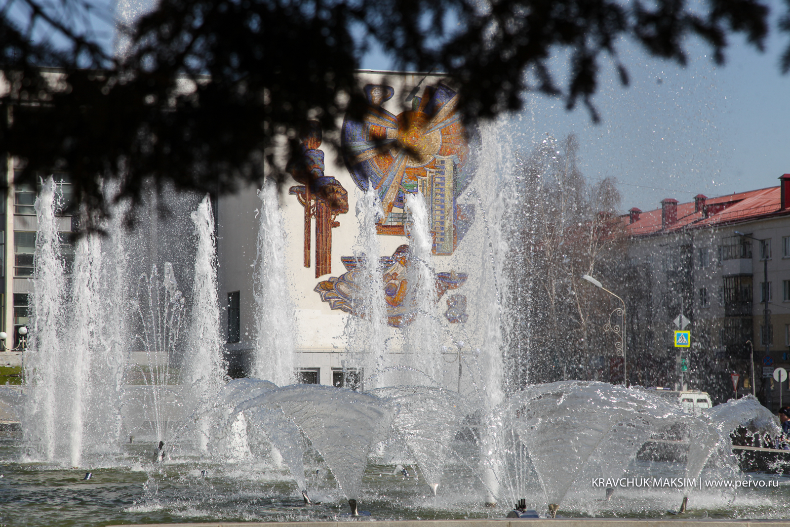 В Первоуральске запустили светомузыкальный фонтан