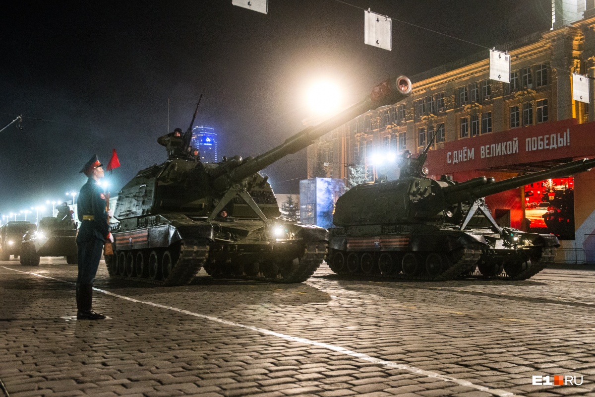В центре Екатеринбурга прошла масштабная репетиция парада Победы