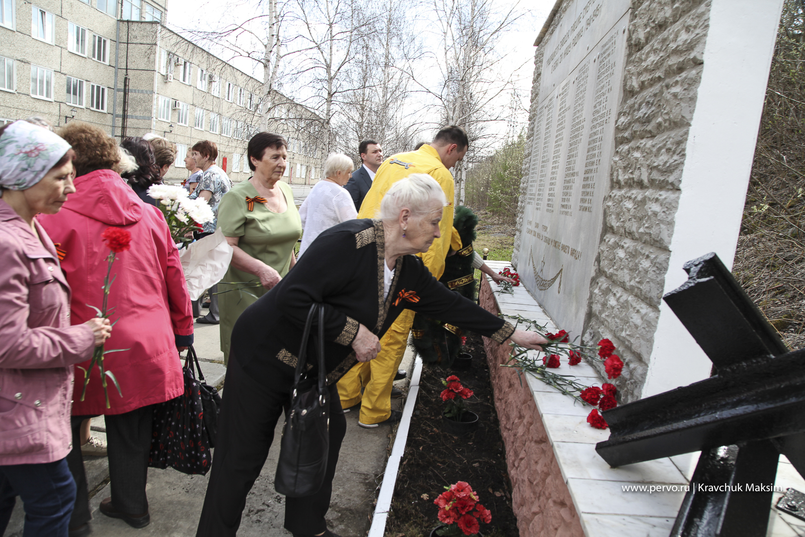 Белые металлурги возложили цветы к мемориалу заводчан-фронтовиков