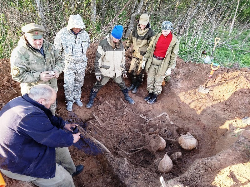 Поисковики обнаружили в Парфинском районе неизвестное захоронение времен войны