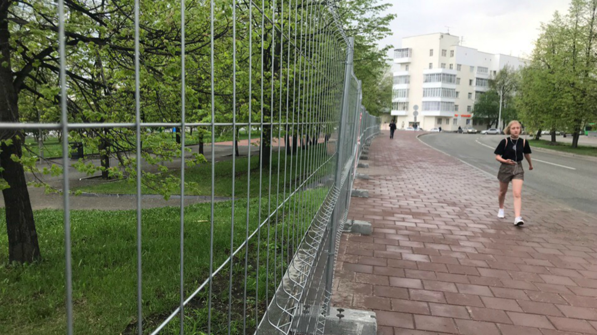 Забор демонтируют с места стройки храма в Екатеринбурге