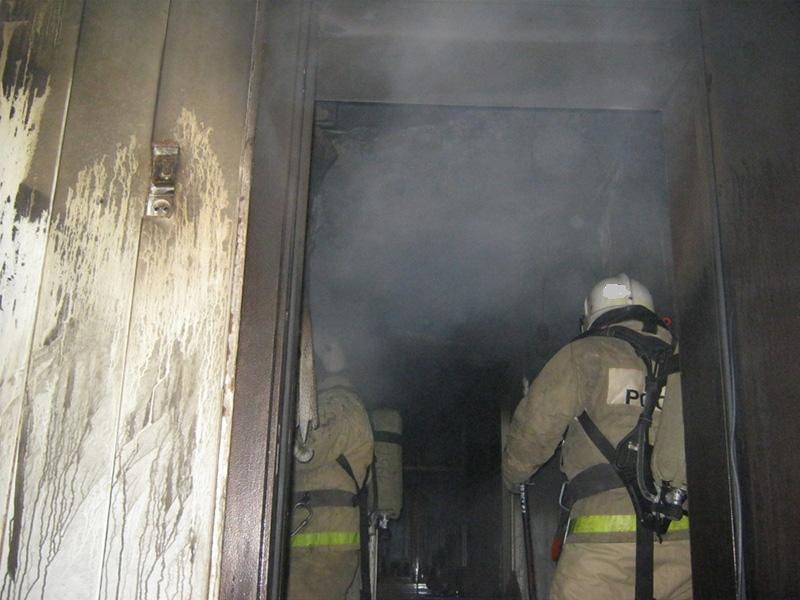 В Первоуральске эвакуировали жильцов горящего пятиэтажного дома