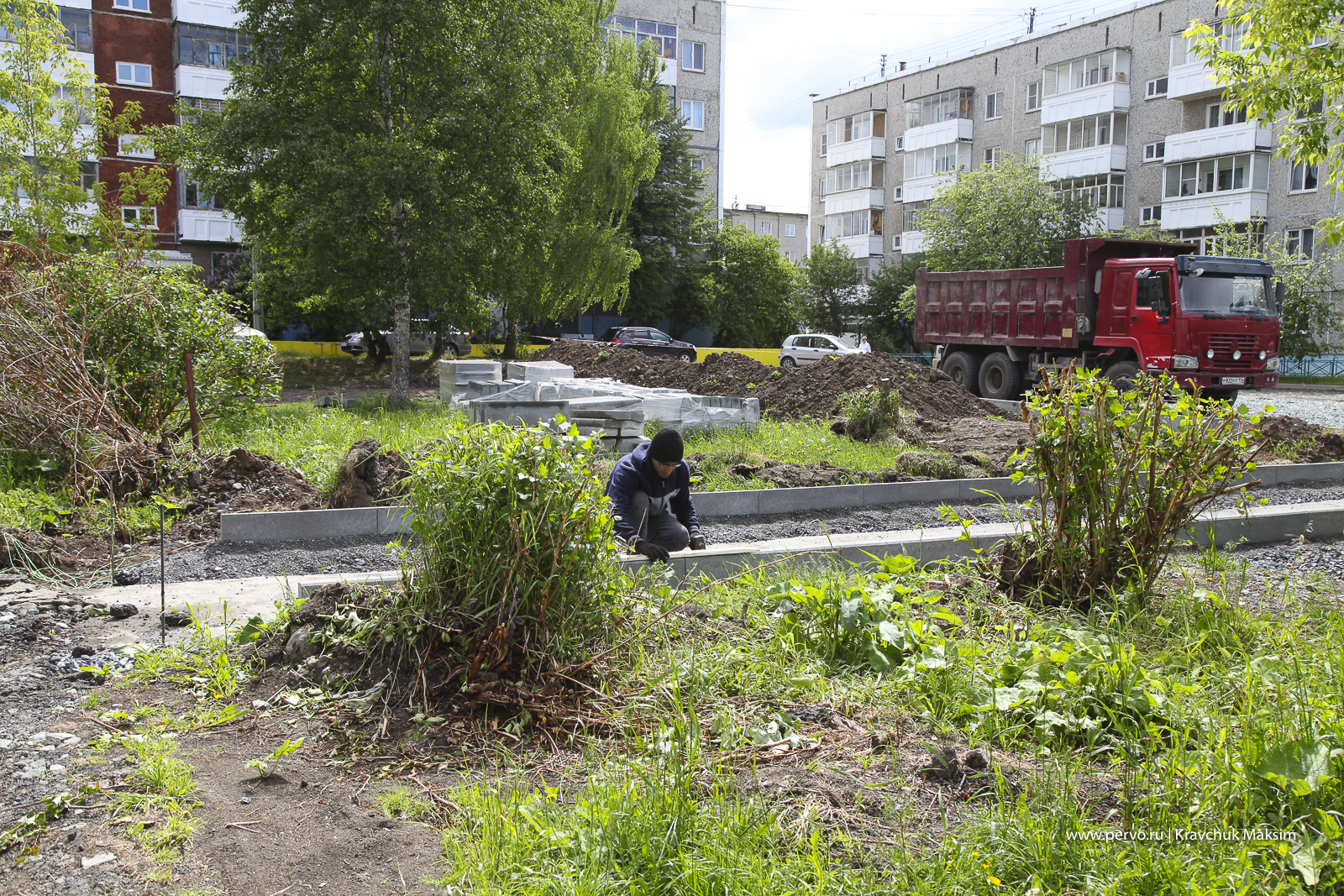 На улице Трубников продолжается реконструкция двора