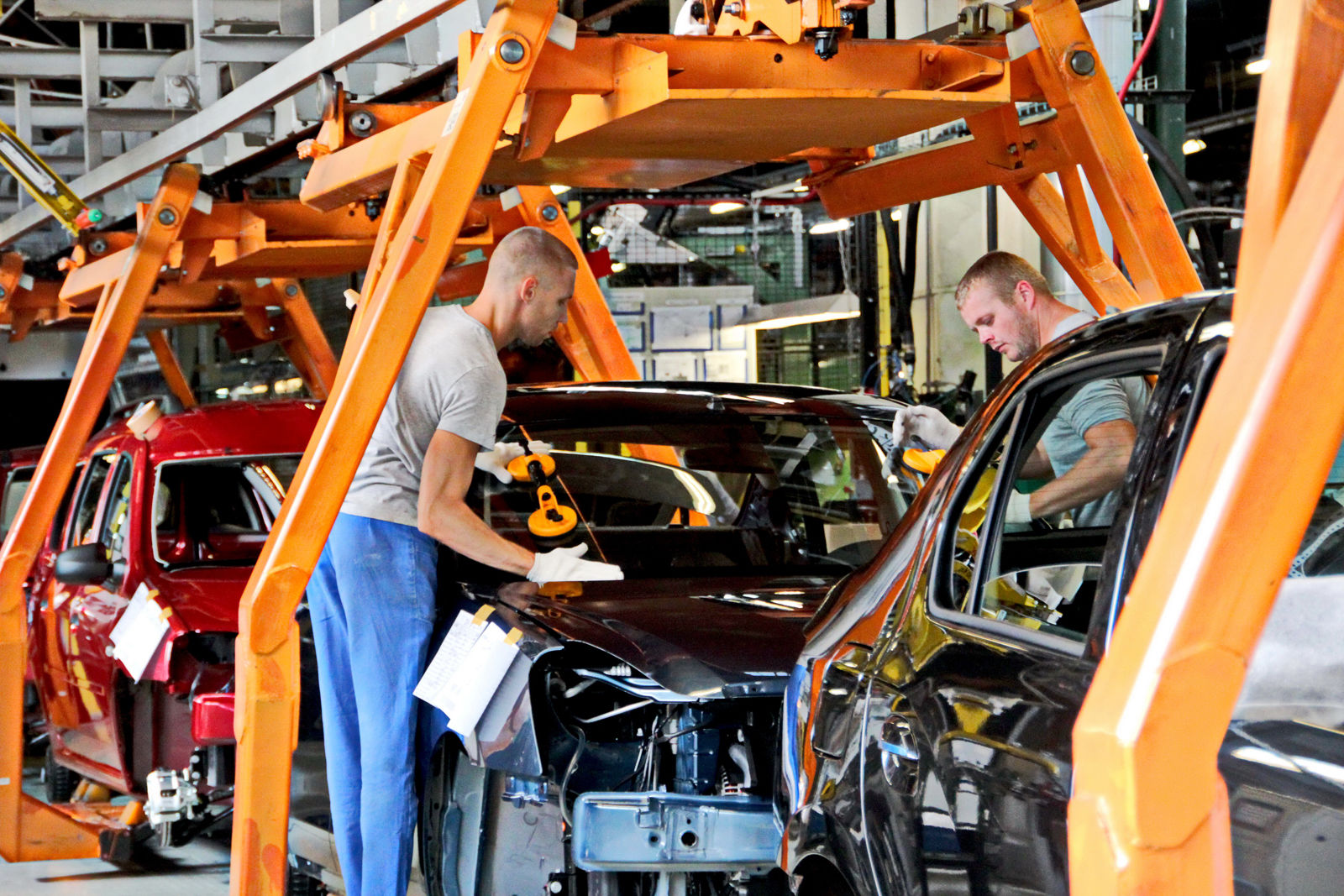 АвтоВАЗ повышает цены на все модели автомобилей Lada