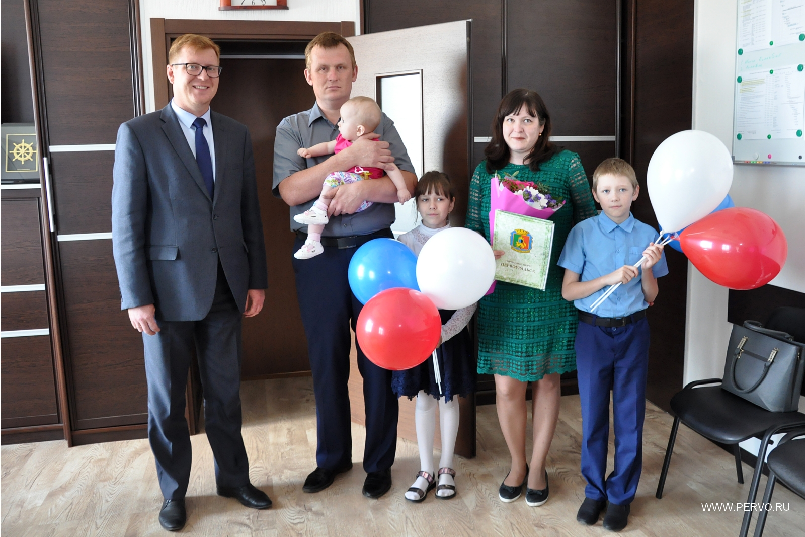 Многодетная семья получила сертификат на два миллиона рублей