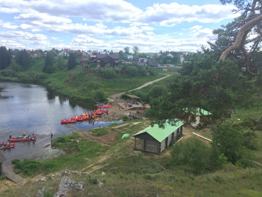 Уральские туристы начали портить декорации к сериалу «Угрюм-река»