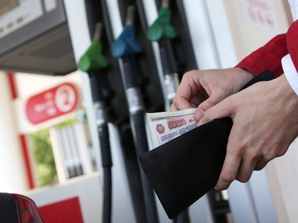 Эксперт дал прогноз по ценам на топливо в России