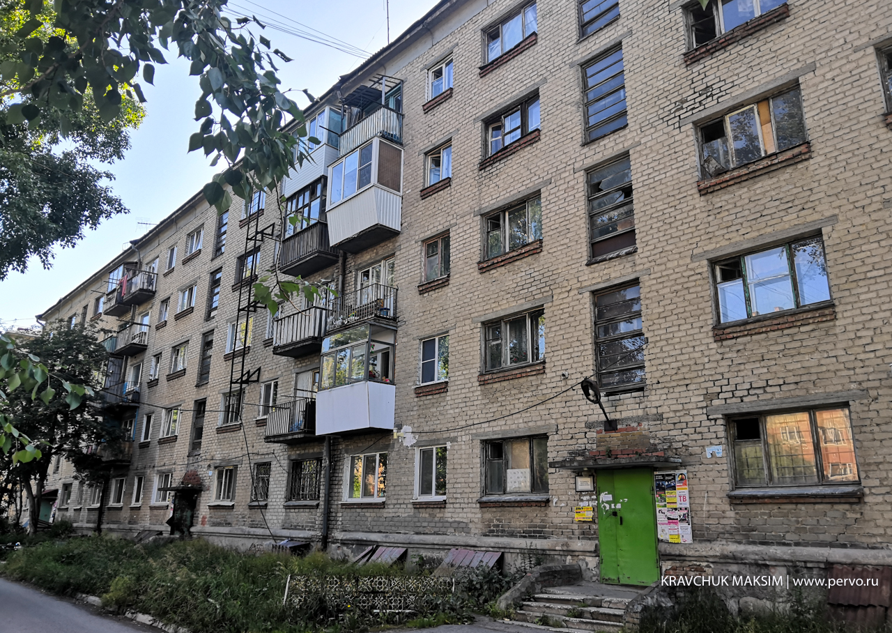 Девочку, которая выпала из окна пятиэтажки перевезли в Екатеринбург