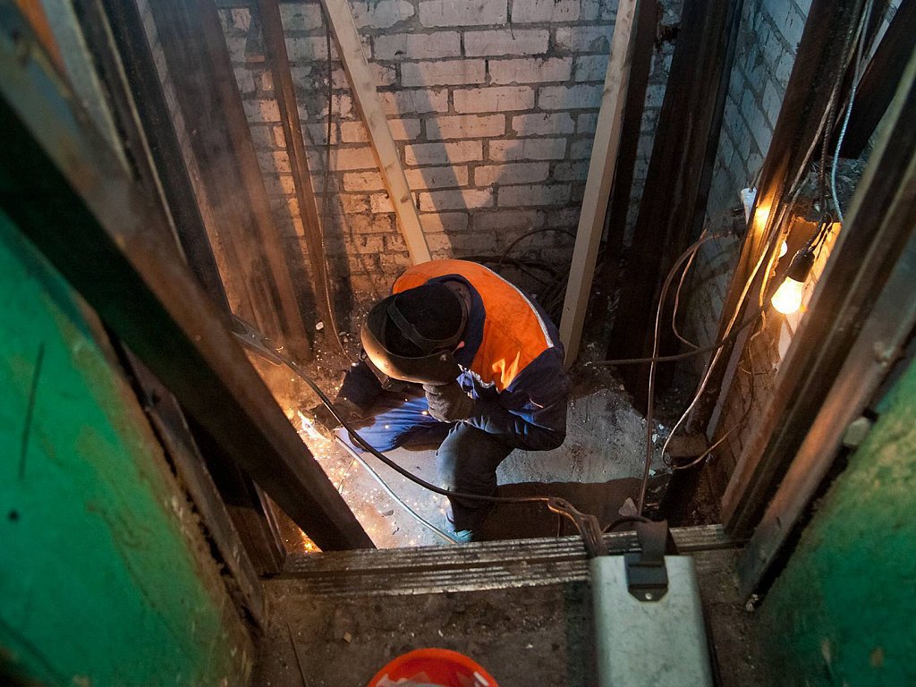 К концу 2021 года в домах Первоуральска должно не остаться старых лифтов
