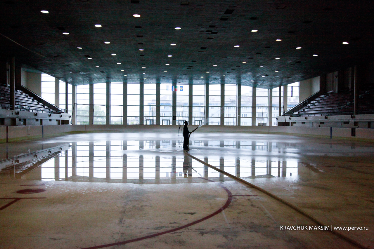 В Ледовом дворце спорта приступили к наморозке льда