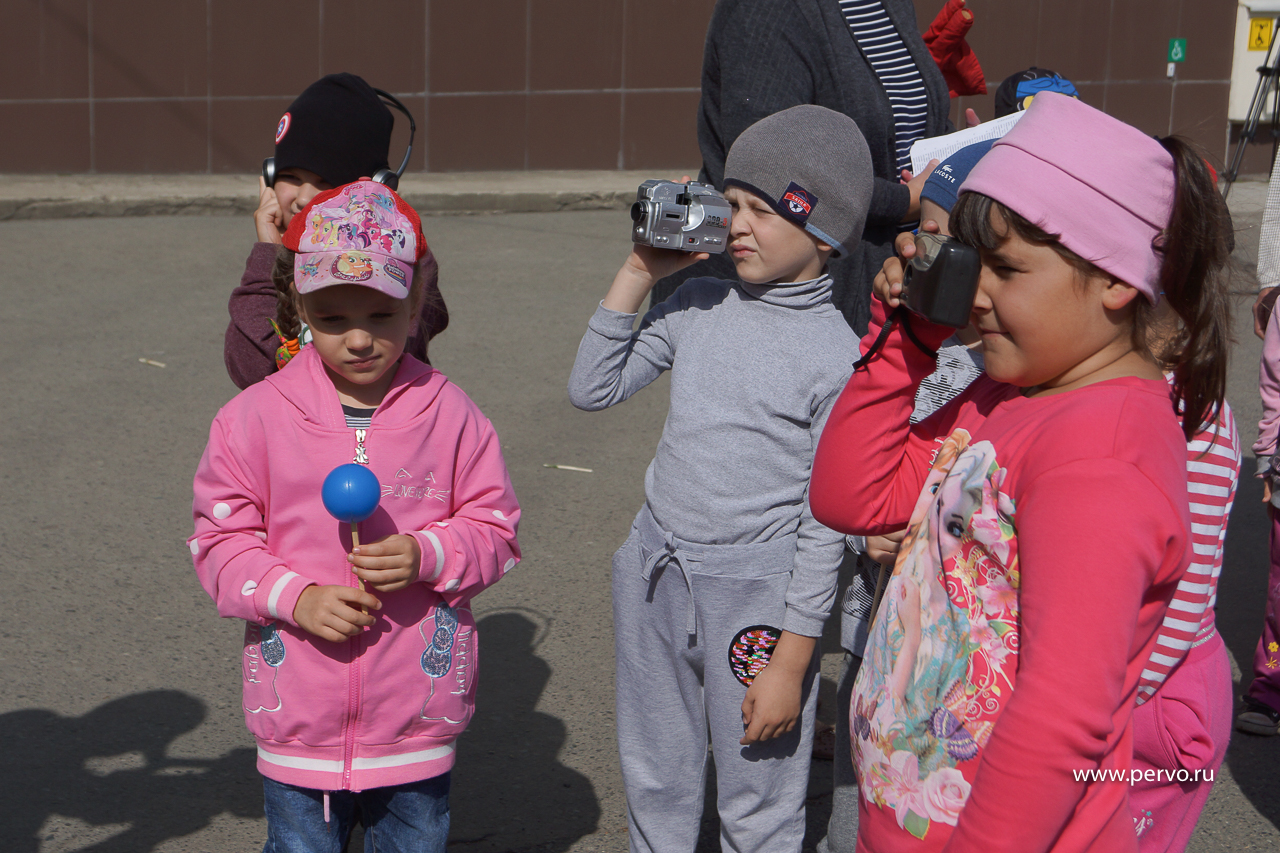 В Первоуральске детсадовцы поздравили с днём рождения светофор