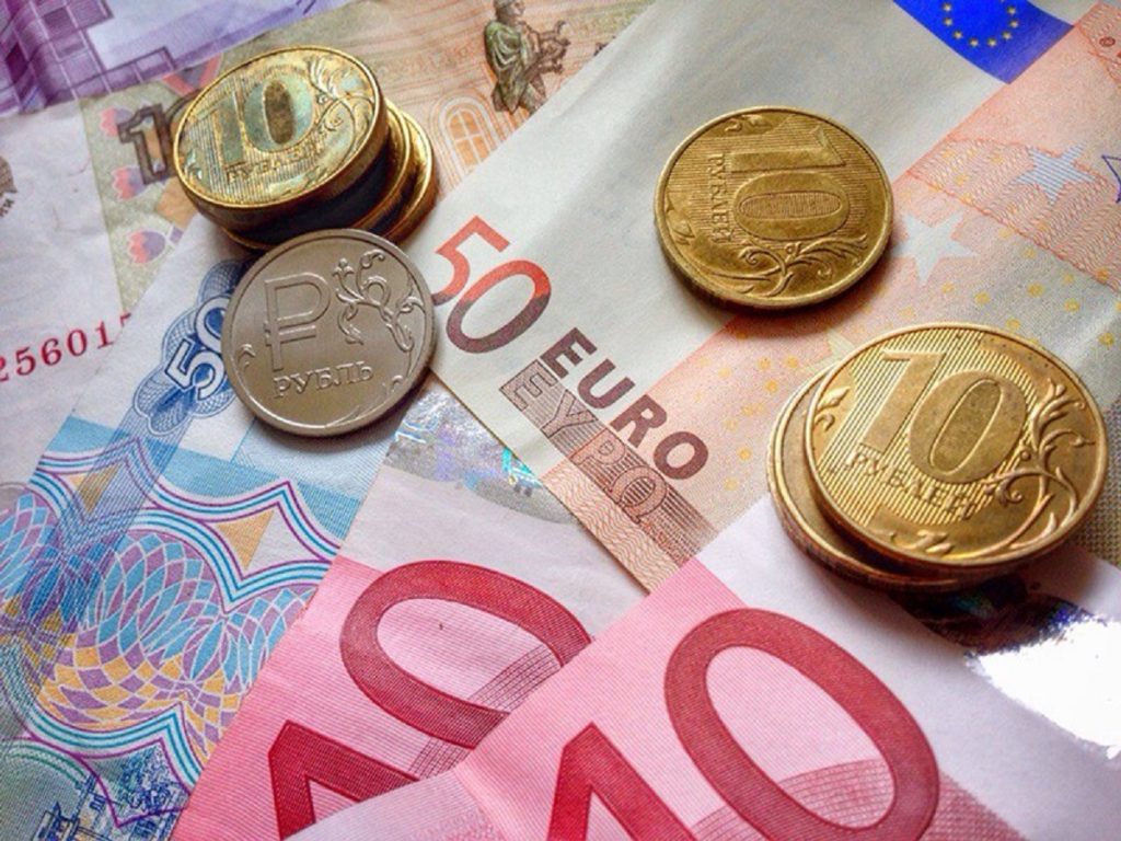 Официальный курс евро вырос к рублю